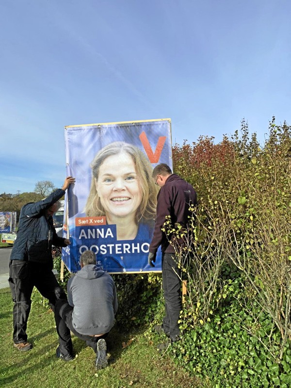Kampagneteamet i gang med opsætningen af Anna Oosterhofs valgbannere på det private græsareal mellem Guldbæk og Øster Hornum lørdag eftermiddag. Privatfoto