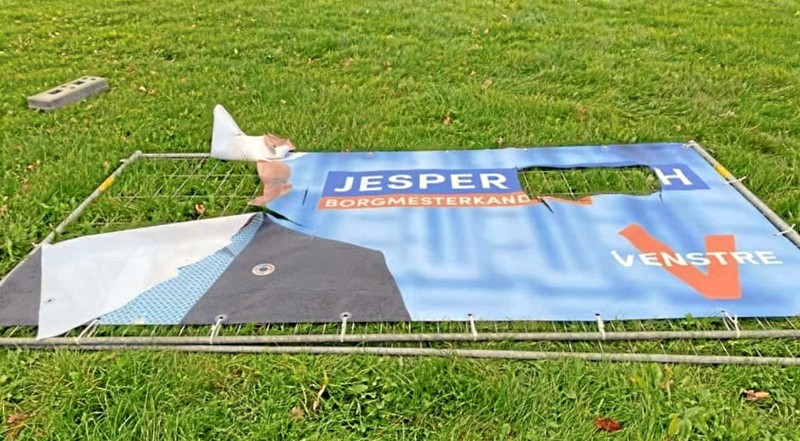Den ødelagte Venstre valgplakat efterladt i græsarealet ved rundkørslen Hobrovej/Mosbækallé i Støvring. Privatfoto