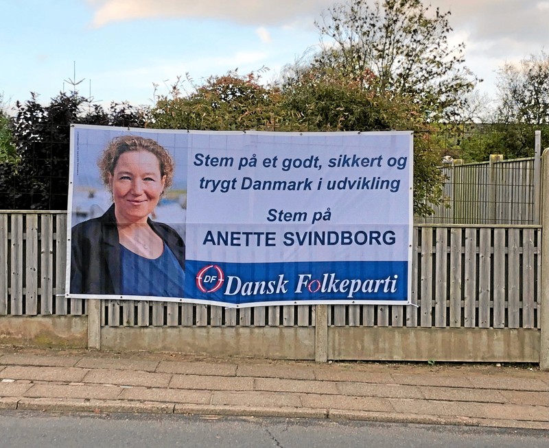 Banneret med Anette Svindborg, mens det endnu hang på hendes plankeværk. Privat foto