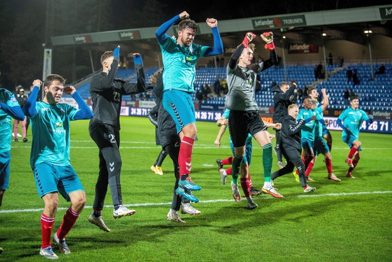 Jammerbugt FC kunne fejre sejren i Hobro med de tilrejsende fans efter kampen. Foto: Torben Hansen