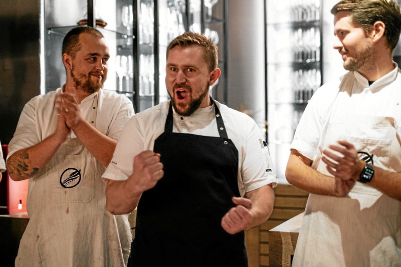 HimmerRigs køkkenchef Mads Kongsgaard kunne ikke holde jublen tilbage, da hans hold blev kåret som vindere i den tætte duel. Foto: Den Danske Spiseguide