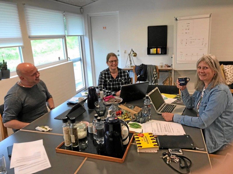 Mads Mølgaard, Lisbeth Jagd og Helle Jørgensen samlet til arbejdsmøde i Den Rytmiske Limfjordsforbindelse. Privatfoto