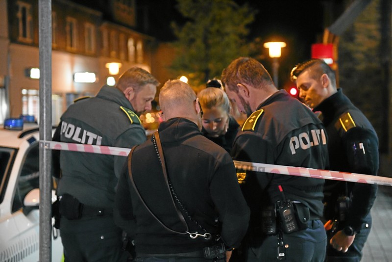 Lørdag aften var Nordjyllands Politi massivt til stede i Sindal for at eftersøge en ung røver - søndag aften mistænker politiet, at han kan have slået til igen i Hjørring. Arkivfoto: Jan Pedersen