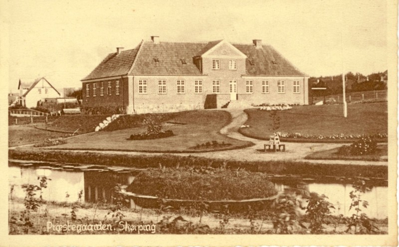Præstegården og søen i forgrunden - år 1928. Foto: Lokalarkivet i Skørping.