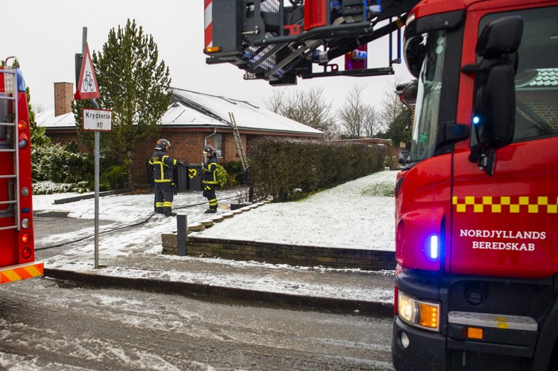 En emhættebrand kunne have udviklet sig voldsomt, hvis ikke det havde været for resolut nabohjælp. Foto: Martél Andersen