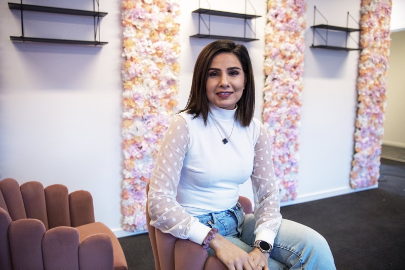 Sahar glæder sig over loyale kunder, der har støttet hende gennem coronakrisen ved at købe gavekort og ved at booke tider, så snart klinikken kunne genåbne. Foto: Kim Dahl Hansen