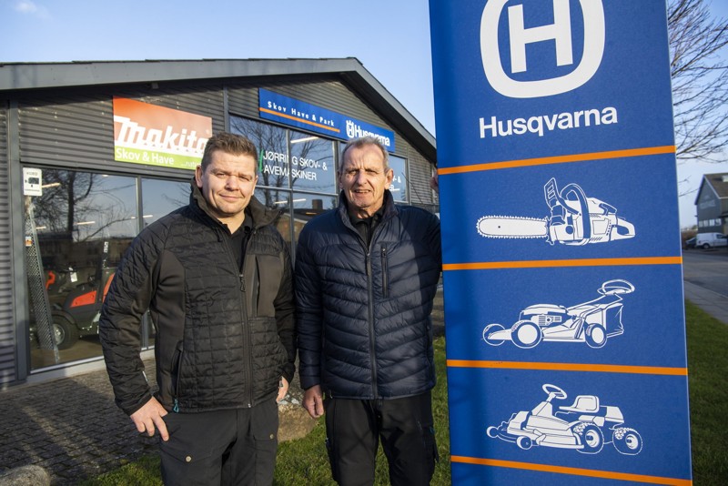 Gorm Steffensen og Jens Peter Steffensen har overtaget Hjørring Skov- og Havemaskiner på Læsøvej. Foto: Kim Dahl Hansen
