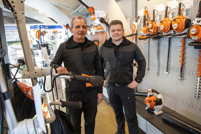 Hjørring Skov og Havemaskiner har en del specialudstyr til professionelt skovarbejde. Men ellers ligner butikkerne på Læsøvej og Vandværksvej hinanden med salg af plænetraktorer, robotplæneklippere og andre maskiner og udstyre til have- og parkarbejdet. Foto: Kim Dahl Hansen