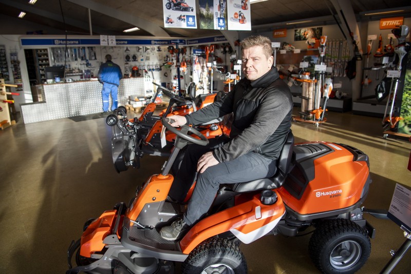 - Nu har vi alle de eftertragtede mærker: Stihl, Husquarna, Stiga, Honda og Cramer. Og hermed kan vi imødekomme alle kunders ønsker, siger Gorm Steffensen Foto: Kim Dahl Hansen