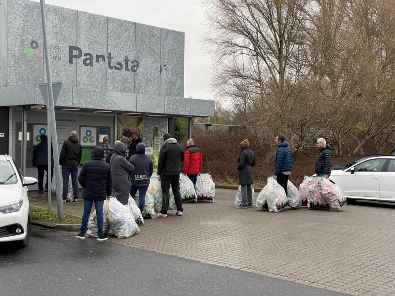 Er pantstationen åben, når man kommer forbi, kan der nemt være mange andre, der også vil aflevere deres pantsække. Foto: Thomas Lee Christensen
