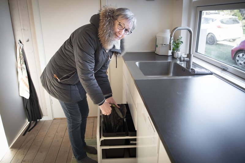 Grethe Andreasen er en af de sommerhusejere i Mariagerfjord Kommune, som skal i gang med at affaldssortere. Hun har gjort klar til det under vasken, hvor skraldeposen er. Foto: Henrik Bo
