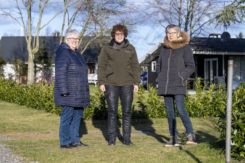Birgitte Buus, Helle Kragelund og Grethe Andreasen er alle med på genbrugstanken. De er fotograferet ved et af de sommerhusområder i Mariagerfjord Kommune, som skal have affaldssortering. Det stiller krav til sommerhusejerne om at sørge for jævnt, fast underlag og sørge for en 90 centimeter bred adgangsvej ud til skel. Foto: Henrik Bo
