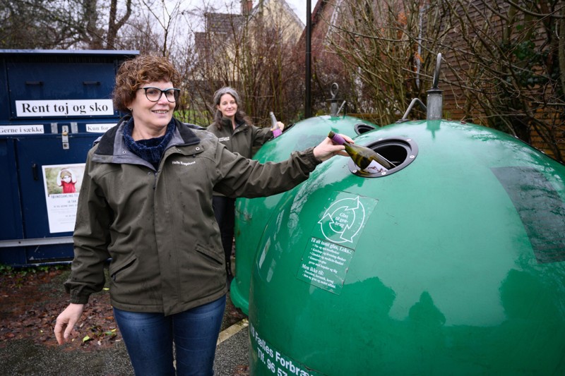Helle Kragelund (i forgrunden) slår et slag for den nye affaldsordning i Mariagerfjord Kommune. Glasset vil fortsat blive indsamlet i kuber. Arkivfoto: Claus Søndberg
