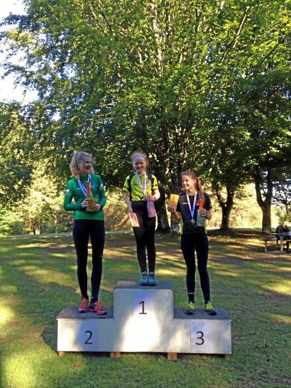 Rold Skov OKs tre medaljevindere fra årets sprint- og mellemdistance-DM - fotograferet på sejrsskamlen hjemme i deres egen klub. Privatfoto