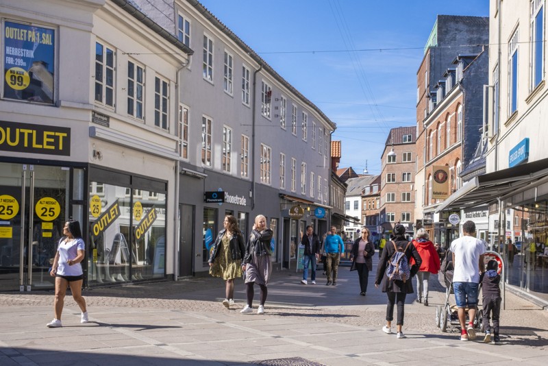Der er flere mennesker i Aalborgs gågader end der længe har været. Foto: Lasse Sand