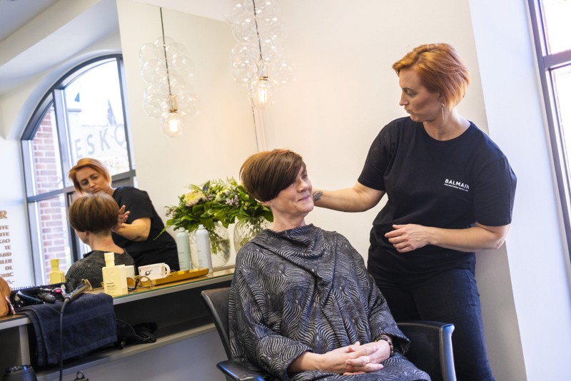 Hos Esko Hair Studio møder fem frisører nu ind for at rette på coronalokkerne. Foto: Lasse Sand