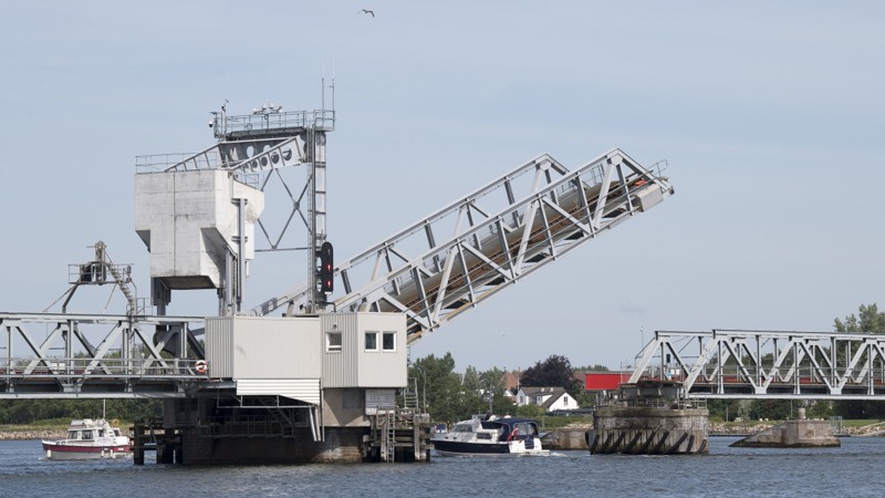 Til formiddag vil man forsøge at lave en kontrolleret åbning af Jernbanebroen. Foto: Henrik Bo