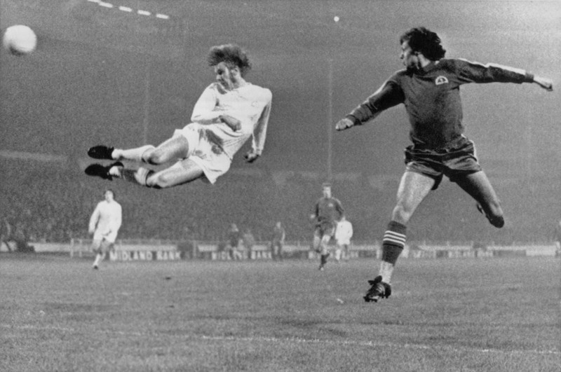 Henning Jensens ikoniske hovedstødsmål på Wembley i 1972. Det blev især udødeliggjort gennem forsiden på Hans-Jørgen Nielsens bog "Fodboldenglen" fra 1979. Foto: /ritzau/PA/arkiv