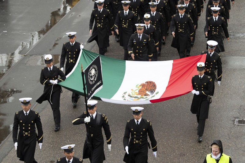 Det mexicanske skib Guauhtemoc kan kendes på et enormt flag i stavnen - og der var selvfølgelig også flag med, da besætningen gik i parade. Foto: Henrik Bo