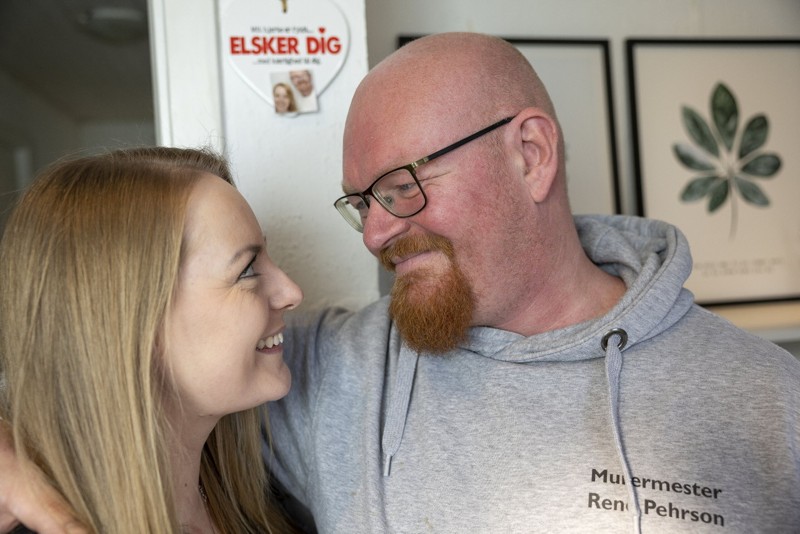 Jannie Møller Pehrson og René Pehrson har været kærester i syv år, og der er en helt speciel humor imellem dem. Foto: Kim Dahl Hansen