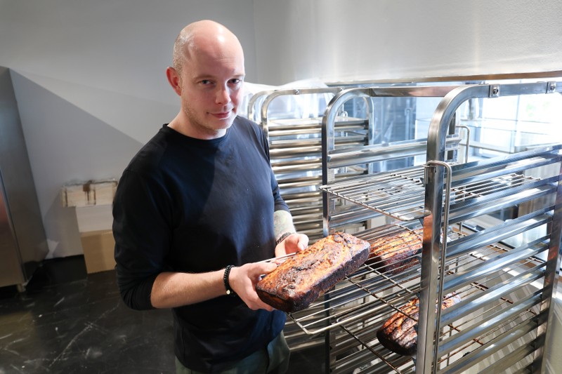 Anders Johst (på billedet) har sammen med sin makker Tobias Nilsson leveret eksklusivt bagværk til hjørringenserne fra bageriet "Først til Mølle". Men lige om lidt udvides aktiviteterne i "Først Til Mølle" til også af omfatte et aftenkoncept. Her skal blandt andet den nordjyske grillbar-kultur hyldes.