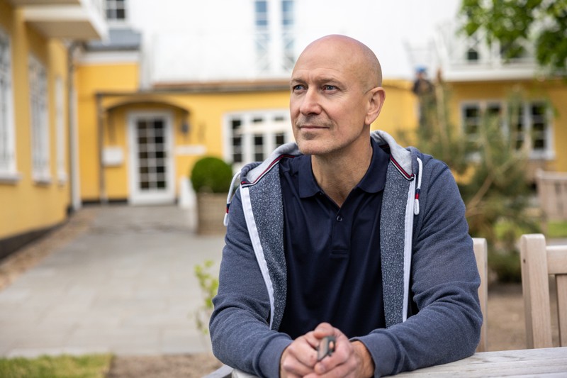- Da jeg lige pludselig så tallene - baseret på nuværende energipriser - kunne jeg se, at vi endte i et galoperende minus på 850.000 kroner. Så tænkte jeg, at det ikke var ansvarligt at fortsætte - for så kunne vi risikere, at bare et lille skub opad i energipriserne ville betyde konkurs, fortæller direktør for Hjorths Badehotel, Mikael Valentin.