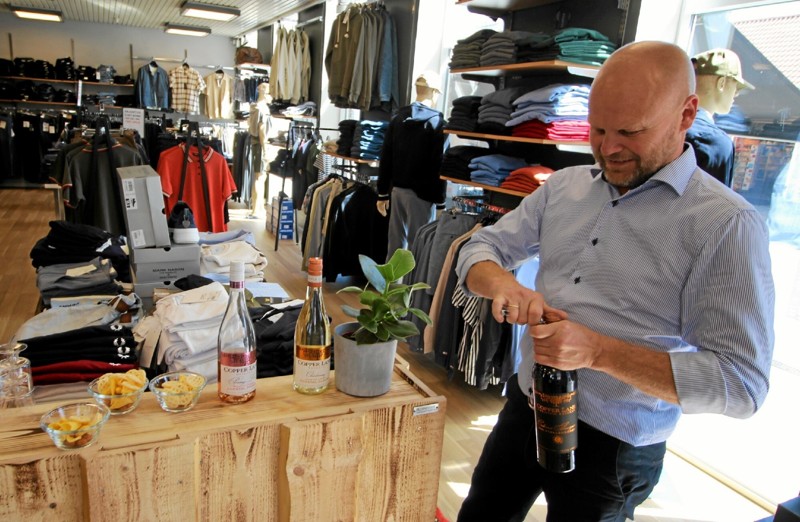 Det var chefen selv, der påtog sig opgaven at udskænke vin ved prøvesmagningen i tøjbutikken Brunø. Foto: Jørgen Ingvardsen