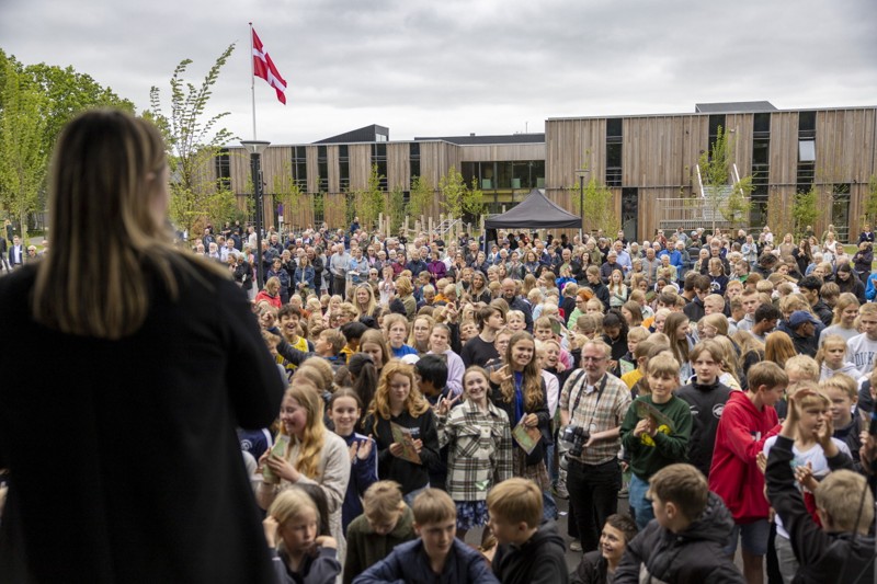 Onsdag var hele skolen og mange borgere fra Vrå med til at fejre den officielle indvielse og kåringen som årets skolebyggeri.
