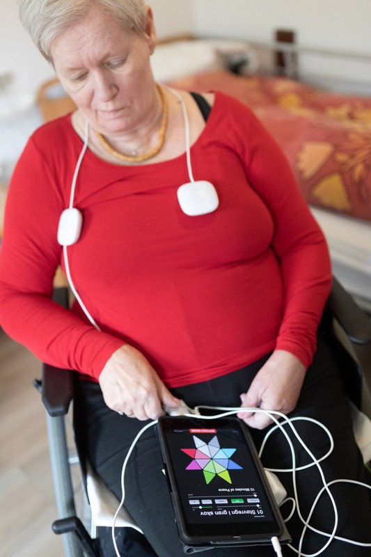 73-årige Anne Thomsen lytter til musik som en del af sin depressionsbehanding. Foto: Region Nordjylland