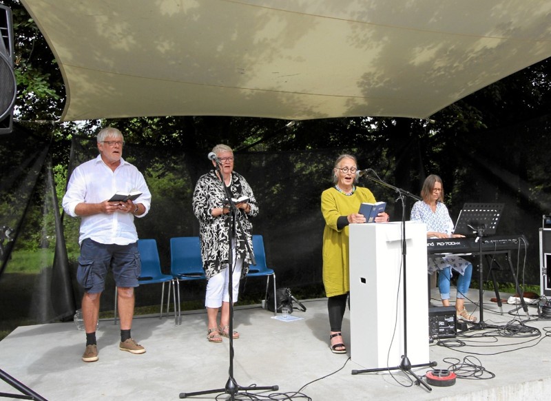 10 personer var indbudt som sangvælgere. Her er det Kirsten Hajslund, der begrunder sine valg af sange. Jens Rasmussen og Elly Ørnberg synger for, mens Jette Bendix akkompagnerer på klaver. Foto: Jørgen Ingvardsen