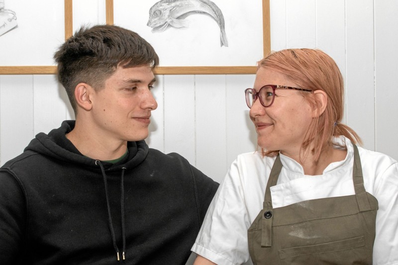 Ungarske Bogy Glárka og Tomas Kristo er vilde med hinanden – og Svinkløv Badehotel. Foto: Jesper Hansen