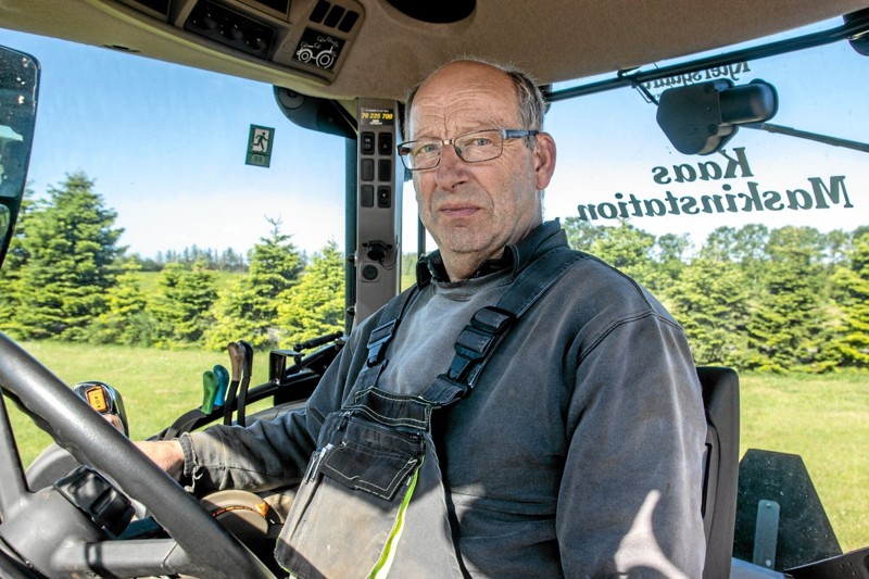 Henrik Højer på ”kontoret”, hvor han både styrer traktoren og Kaas Maskinstation. Foto: Jesper Hansen