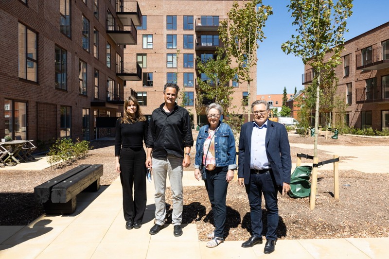 Fra venstre arkitekterne Sofie Maj Andersen og Mark Krebs fra Bjerg Arkitektur, der har slået stregerne, beboer Kirsten Loumann Hansen og bygherre Arne Andersen.