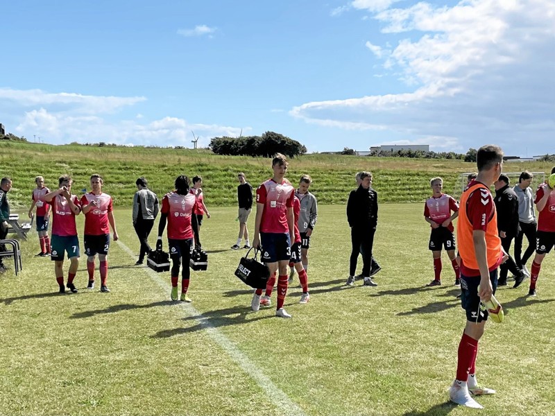 Der var lettelse og glæde i spillertruppen efter 2-0 sejeren over Løgstør i søndagens kamp i Jyllandsserien. Foto: Lisa Farum Kristiansen