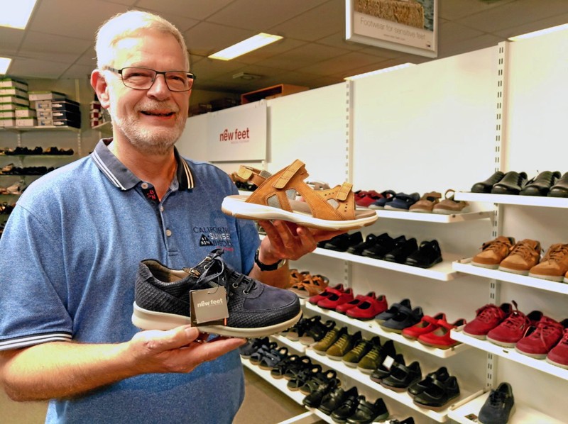 Jan Holm Jensen kan ikke længere have hjertet med i skosalget. Så nu sælger han sin stil & Sko butik i hjembyen.