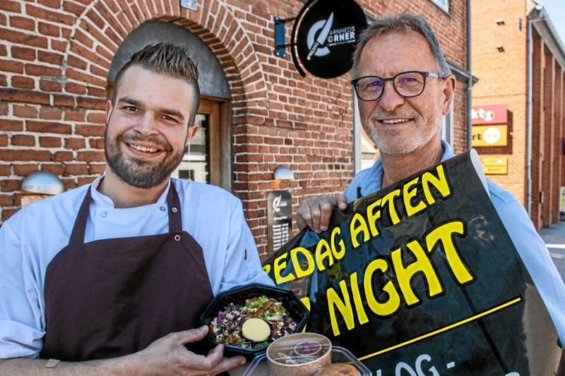 Frederik Carnhead byder på tapas-to-go og Brovst Handelsforenings formand Bo Kølby Nielsen lover, at butikkerne bugner af gode tilbud, når årets første open by night finder sted i Brovst den 24. juni. Foto: Jesper Hansen