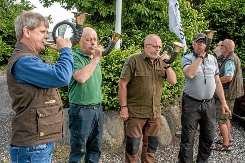 Torngårdsblæserne, der er Aaby Sogns Jagtforenings jagthorngruppe, blæste flaget til tops tidligt om morgenen, da jagtforeningen fejrede sin 90 års-fødselsdag. Foto: Jesper Hansen