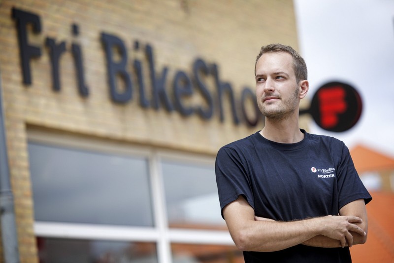 Morten Andersen fra Fri Bike Shop Frederikshavn vil gerne komme problemet med unges farlige cykelvaner til livs.