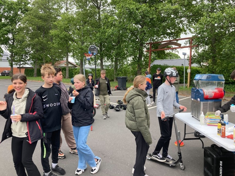 Ungdomsskolen diskede op med nye skate-ramper, slush ice og pølser, da startskuddet lød i Hadsund til sommerens mange street-aktiviteter.