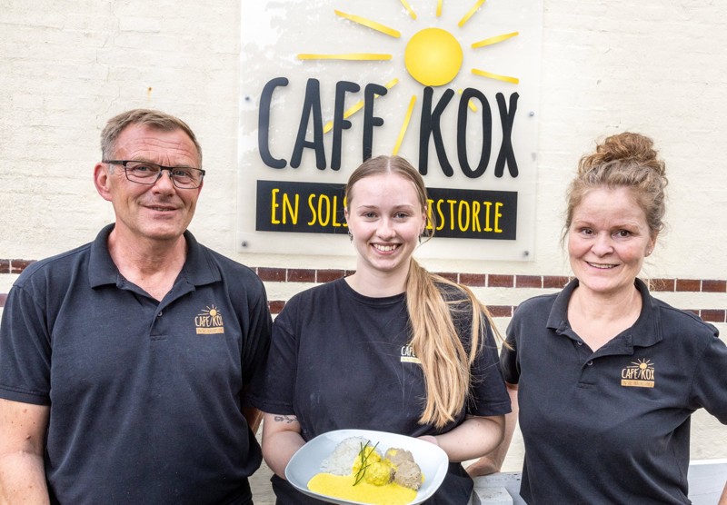 Kaj Pedersen, Christiane Meyer og Joan Hvirring med dagens Mormors Mandag menu: boller i karry. Foto: Kim Dahl Hansen