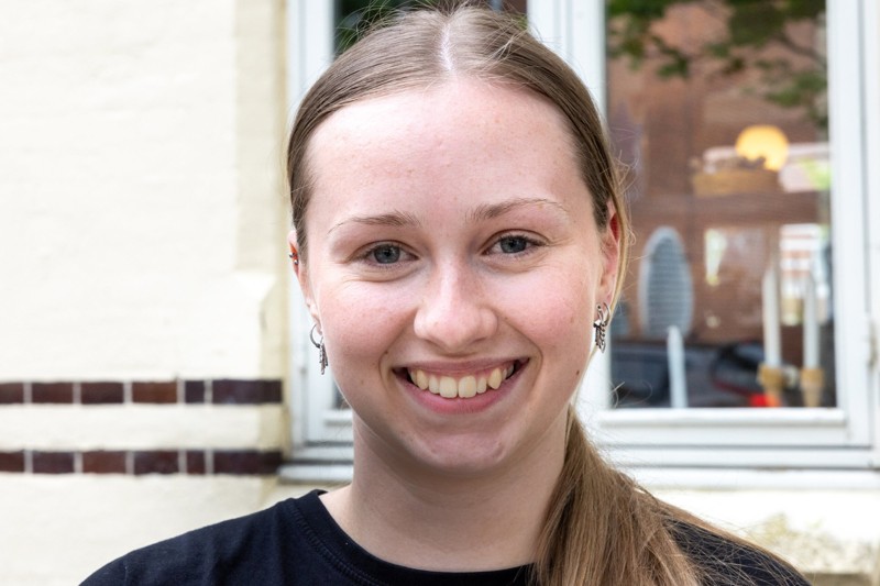 Cafémedhjælper Christiane Meyer har sabbatår og arbejder på Cox - hvor hun også har lært at lave sovs i en ti-liters portion. Foto: Kim Dahl Hansen