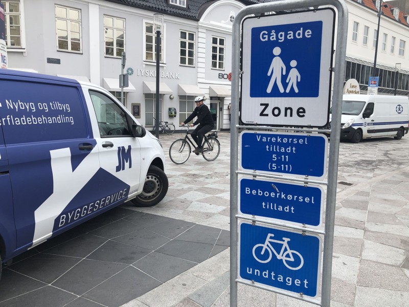 Det er en gågade-zone, hvor cyklister zigzagger udenom fodgængere, mens bilister frustreres af cyklister. Foto: Frederik Overgaard