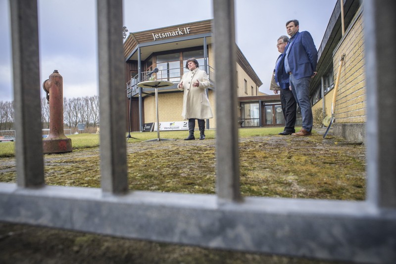 Der blev taget første spadestik til renovering og udbygning af Jetsmark Idrætscenter i marts 2021. Men på grund af konkursen i maj 2022 blev arbejdet sat i bero, men nu er der valgt ny entreprenør til færdiggørelse af etape 1.