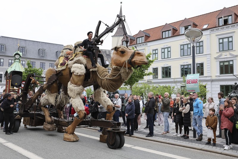 Der er altid vilde påfund med vogne og kostumer, du kan opleve under den Internationale Parade.