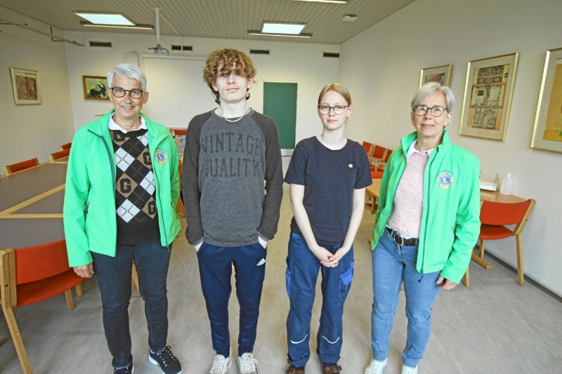 De to elever, der skal med på sommerens togt med skonnerten Marilyn Anne, David Vejby Jensen og Xenia Christensen, mødtes forleden med Else Christiansen og Karen Krogsgaard fra Lions Club Ingeborg Skeel for at drøfte sommerens togt. Foto: Jørgen Ingvardsen