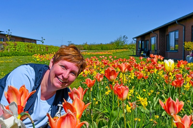 - Det er skønt. Vi nyder det alle, ikke mindst beboeren, der virkelig har fået ekstra livskvalitet ud af en tur udenfor, lyder det fra Gitte Andersen, aktivitetsmedarbejder på Fjordglimt. Foto: Ole Iversen