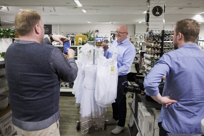 At uddele gratis konfirmationskjoler var bare tænkt som en lille gestus. Men reaktionen fra tusinder af mennesker rundt om i landet var ved at slå benene væk under isenkræmmeren Jørgen Højrup i Farsø og hans personale. På den gode måde. Arkivfoto: Torben Hansen