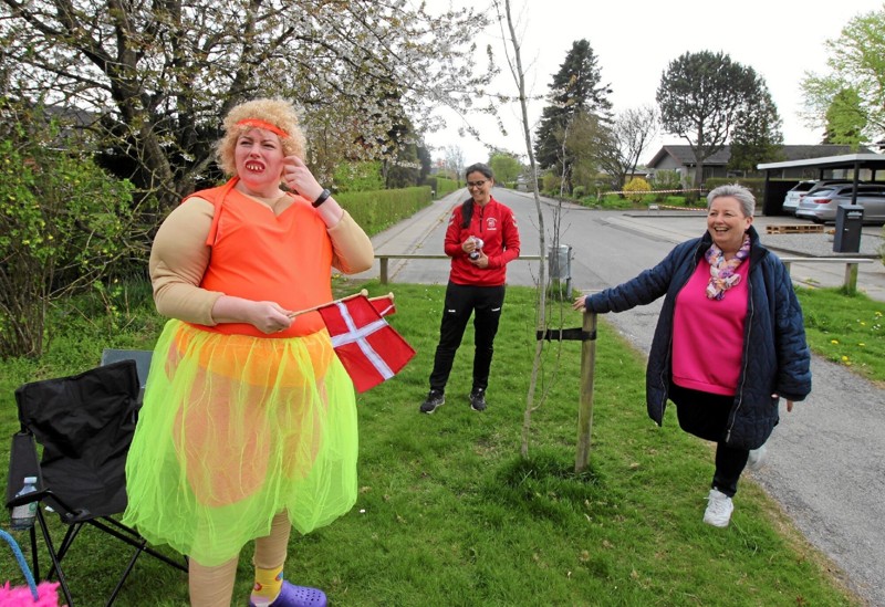 Klokkerholms fitnessdronning stod klar til at heppe på deltagerne. Her ses hun sammen med Dorthe Gade og Margit Chemnitz. Foto: Jørgen Ingvardsen