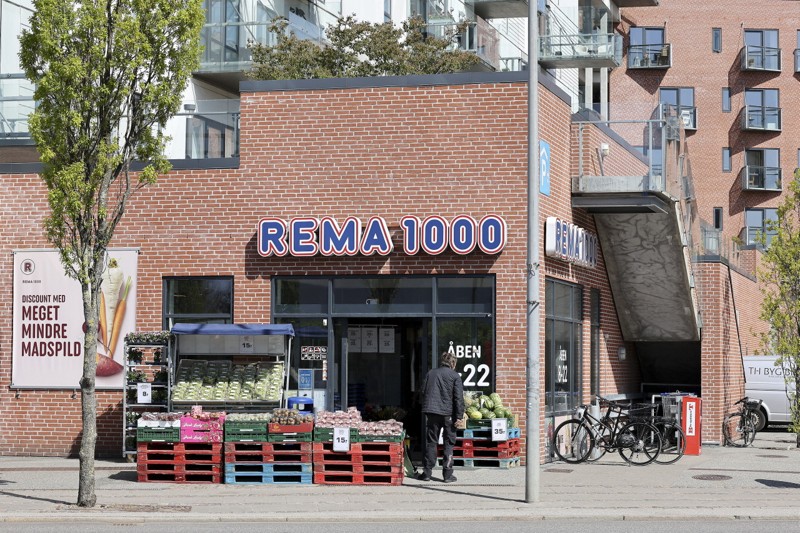 Rema 1000 på Østerbro i Aalborg har fået anmærkninger ved tre ud af de fire seneste kontrolbesøg. De to seneste er begge endt med sure smileyer. Foto: Bente Poder