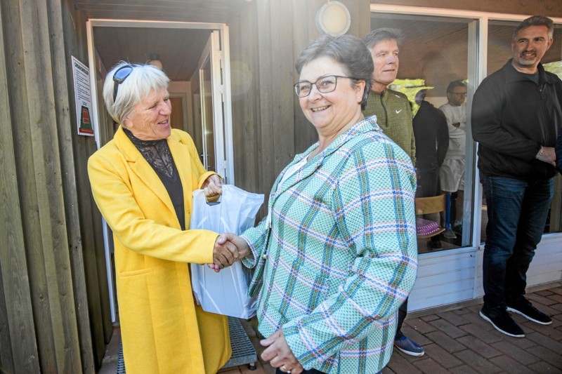 Mange gratulanter lagde vejen forbi. Her hilser formand Annette Aggerholm på kollegaen i Dronninglund Tennis & Padel, Karen Axen (t.v.). Foto: Allan Mortensen